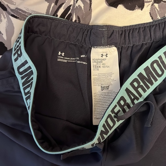 Women’s under Armour grey shorts - Picture 2 of 3